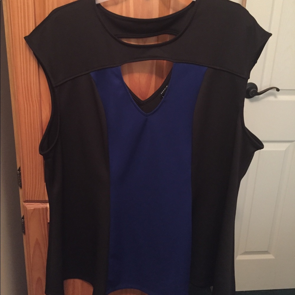 Sleeveless cutout dress shirt